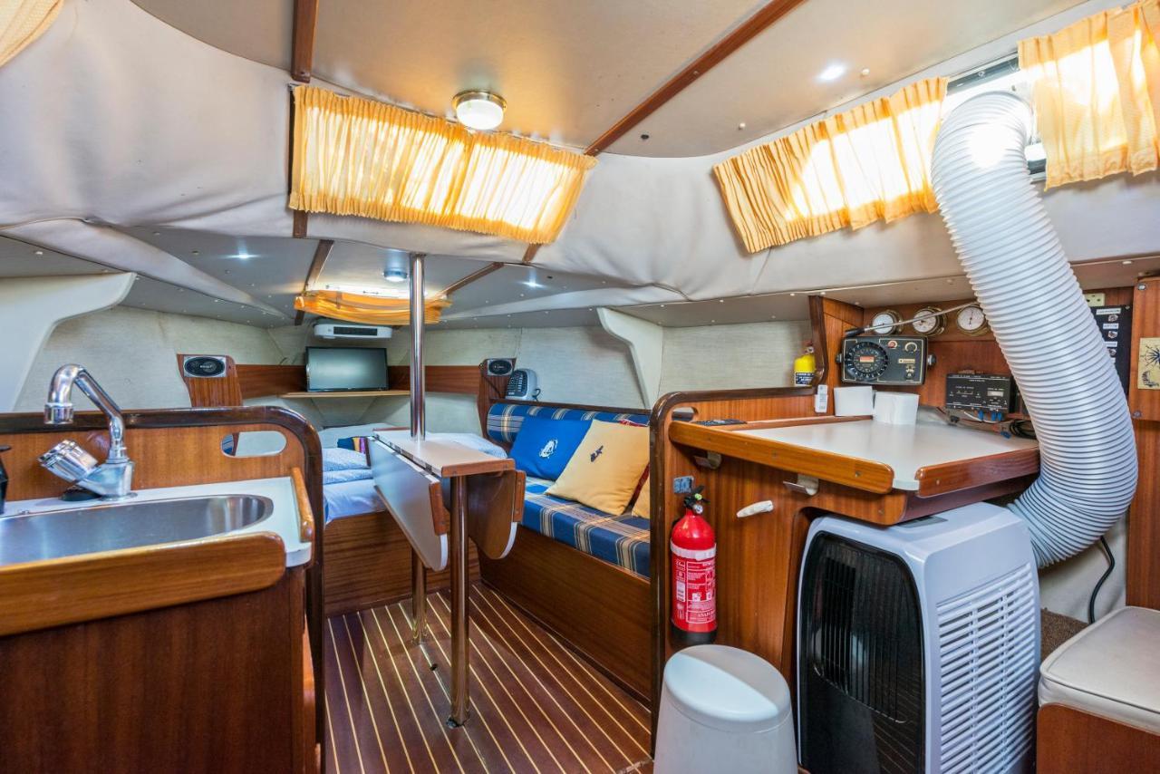 Pequeno Velero En Port Forum Ideal Para Backpackers Sant Adria de Besos Εξωτερικό φωτογραφία