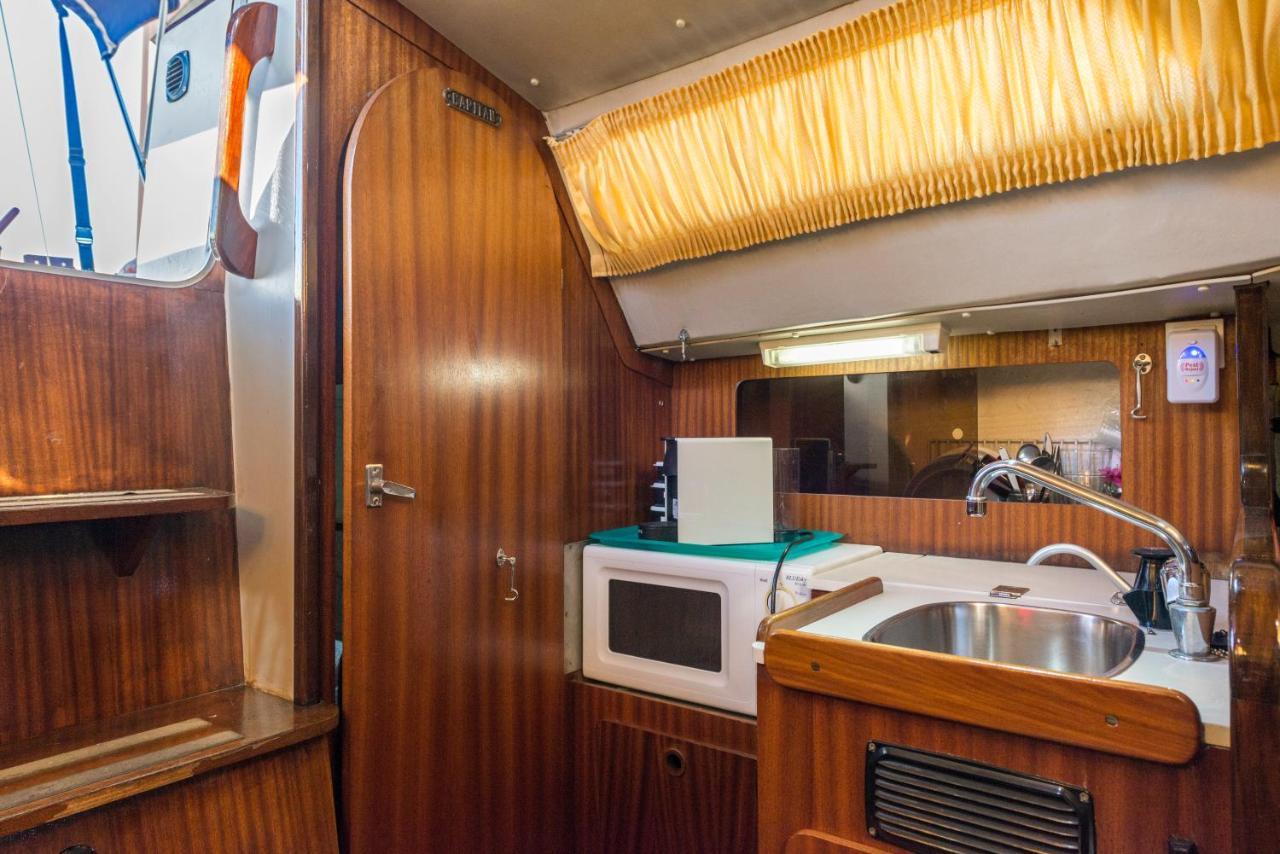 Pequeno Velero En Port Forum Ideal Para Backpackers Sant Adria de Besos Εξωτερικό φωτογραφία