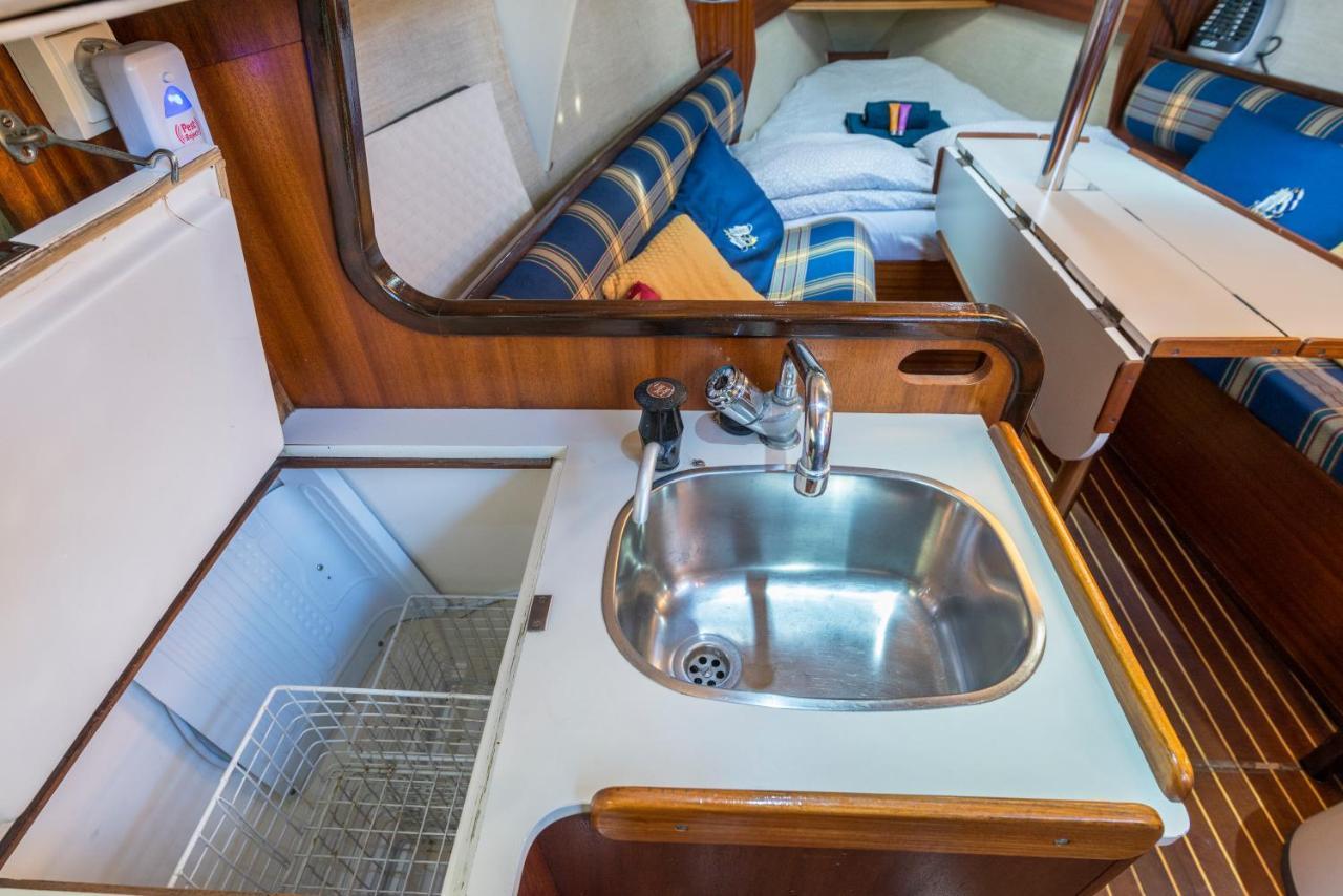 Pequeno Velero En Port Forum Ideal Para Backpackers Sant Adria de Besos Εξωτερικό φωτογραφία